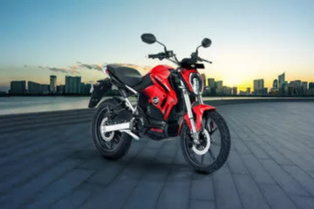 Berikut spesifikasi dan harga motor listrik Revolt R400. (bikedekho)