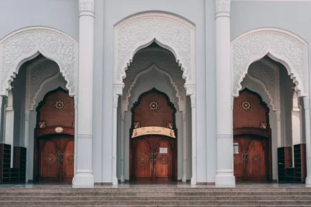 Doa masuk dan keluar masjid