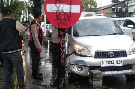 Bocah 9 tahun di kemang bawa mobil rush/ Tribunnews